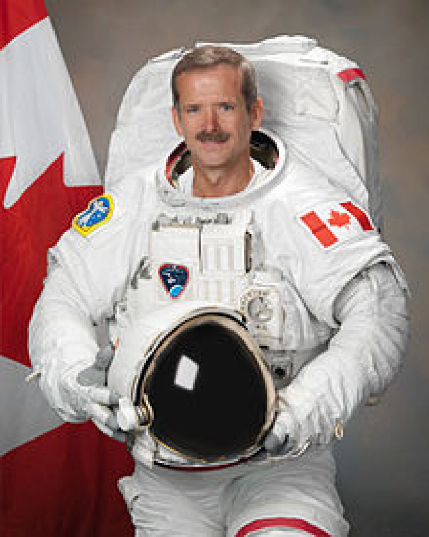 Conheça Chris Hadfield, o astronauta que abre a porta de sua espaçonave para nós.